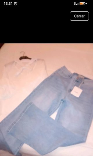 Conjunto Blusa Blanca y Pantalón Vaquero Azul