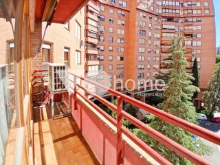 Piso en venta en Media Legua en Madrid