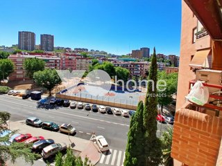 Piso en venta en Media Legua en Madrid