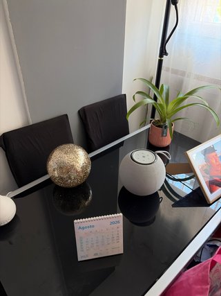 Mesa de comedor y 4 sillas negras