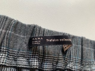 Pantalón de pinzas gris a cuadros