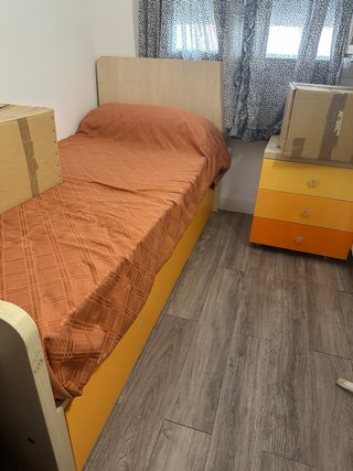 Cama 90cm con mesita de noche + cama debajo de 80