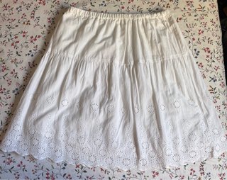 Falda blanca Stradivarius bordada