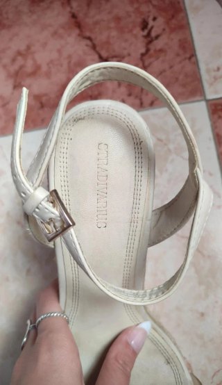 Cuñas blancas con tira transparente