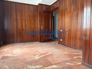 Piso en venta en La Buhaira en Sevilla