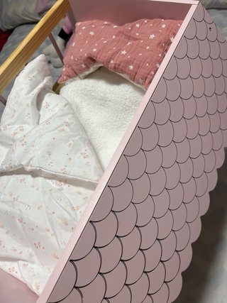 Casita de muñecas de madera rosa.