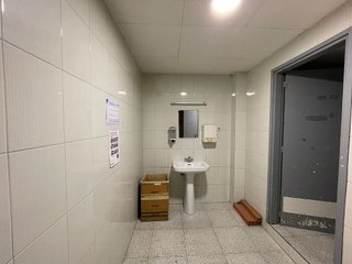 Local comercial en alquiler en Casagemes - Canyadó en Badalona