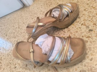 Sandalias doradas, plateadas y bronce