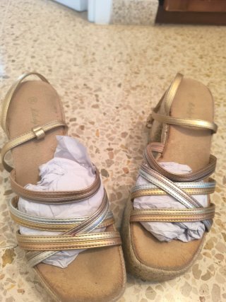 Sandalias doradas, plateadas y bronce