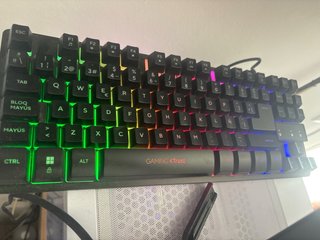 PC Gaming Gigabyte RTX 5060 con teclado y micro