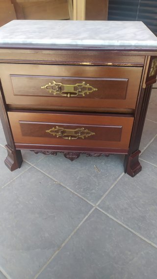 Cómoda de madera con tapa de mármol