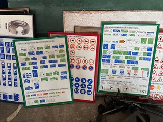 Carteles de señales de tráfico. 18€ cada uno.
