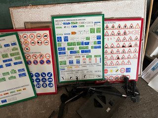 Carteles de señales de tráfico. 18€ cada uno.