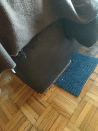 Sofá de tela marrón y beige