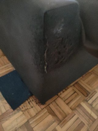 Sofá de tela marrón y beige