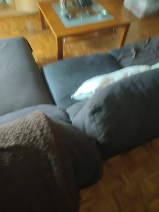 Sofá de tela marrón y beige
