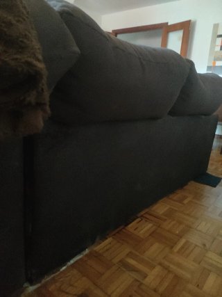 Sofá de tela marrón y beige
