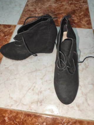 Botas cortas de cuña negras con cordones