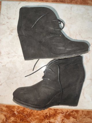 Botas cortas de cuña negras con cordones