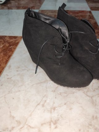 Botas cortas de cuña negras con cordones