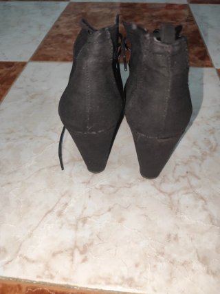 Botas cortas de cuña negras con cordones