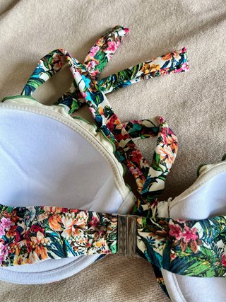 Bikini floral con volantes