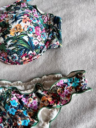 Bikini floral con volantes