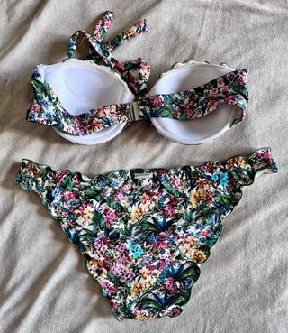 Bikini floral con volantes