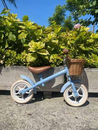 Bicicleta infantil azul con cesta