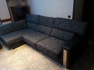 Sofá esquinero gris con detalles plateados