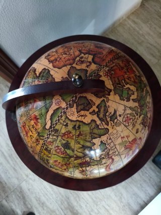 Globo terráqueo de mesa con ruedas, mueble bar