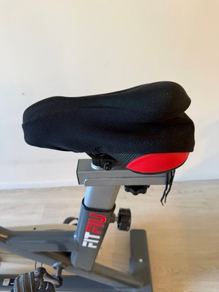 Bicicleta de Spinning negra y roja con sensores