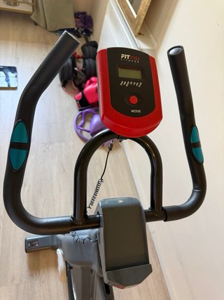 Bicicleta de Spinning negra y roja con sensores