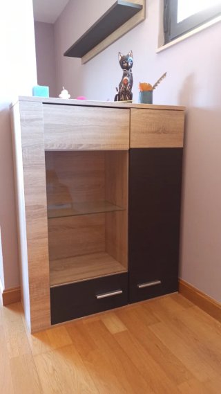 Armario salón vitrina madera y cristal.