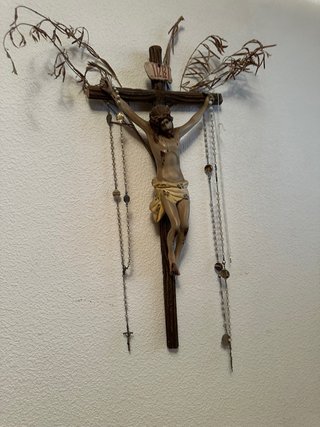 Crucifijo de pared con rosarios