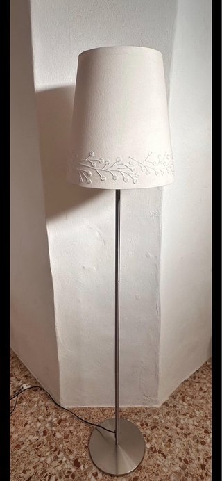 Lámpara de pie moderna con pantalla decorada