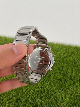 Reloj Tommy Hilfiger cronógrafo acero con caja.