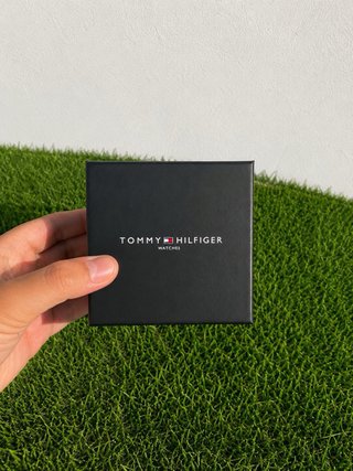 Reloj Tommy Hilfiger cronógrafo acero con caja.