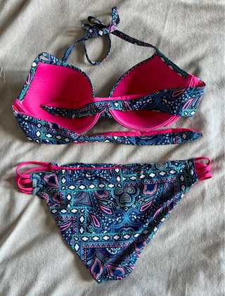 Bikini azul y rosa estampado