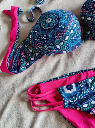 Bikini azul y rosa estampado
