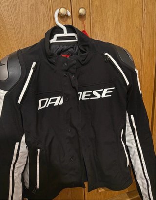 Chaqueta Moto Dainese Negra y Blanca.