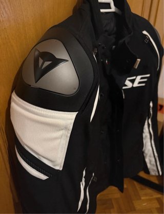 Chaqueta Moto Dainese Negra y Blanca.