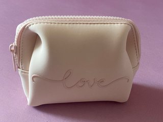 Porta trucco rosa con scritta love
