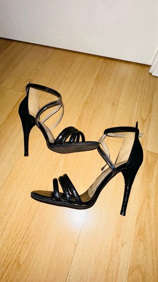 Sandalias de tacón negras y plateadas