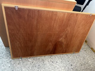 Tablero de juegos verde con marco de madera