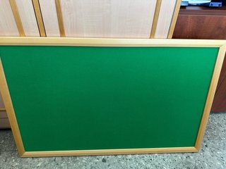 Tablero de juegos verde con marco de madera