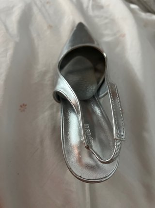 Zapatos plateados de tacón slingback