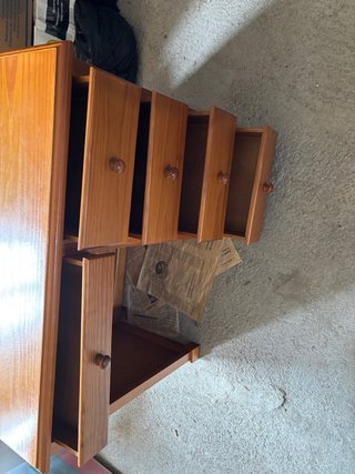 Escritorio de madera con cajones