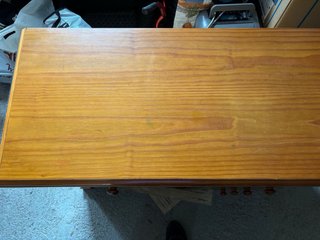 Escritorio de madera con cajones