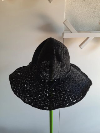 Sombrero negro de ala ancha